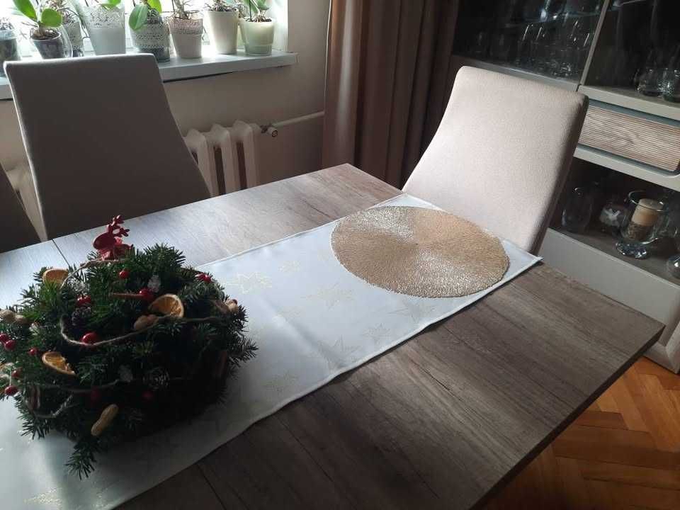 Stół z krzesłami