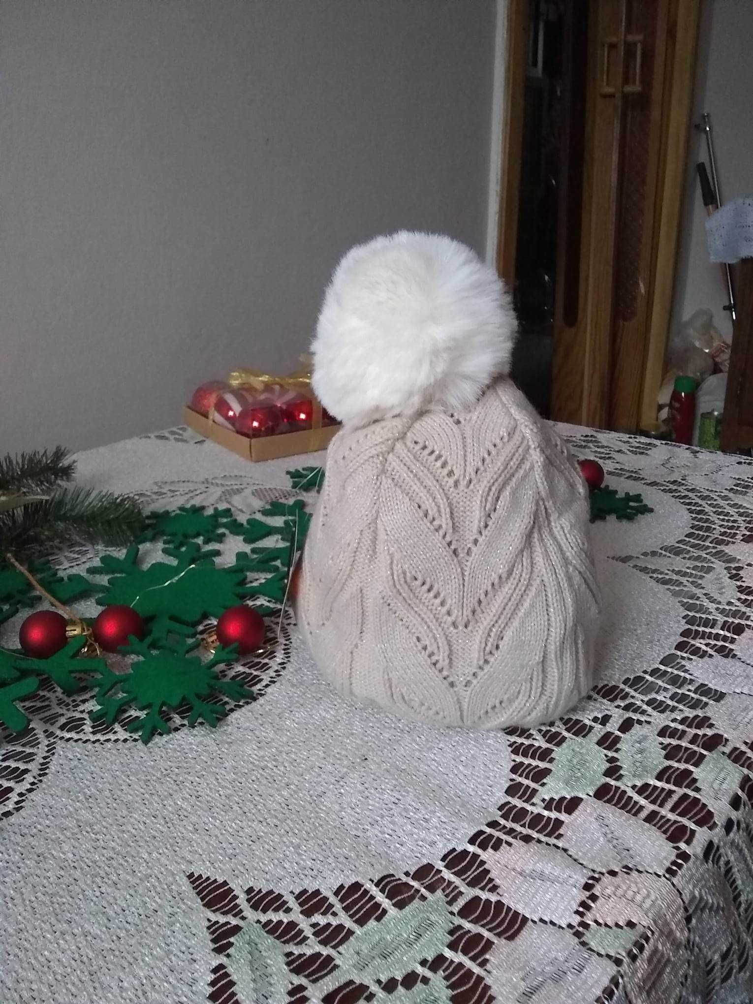 Nowa ciepła czapka z pomponem