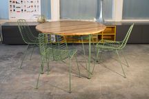 Conjunto Mesa com tampo de Madeira Exótica e cadeiras de aço cor Verde
