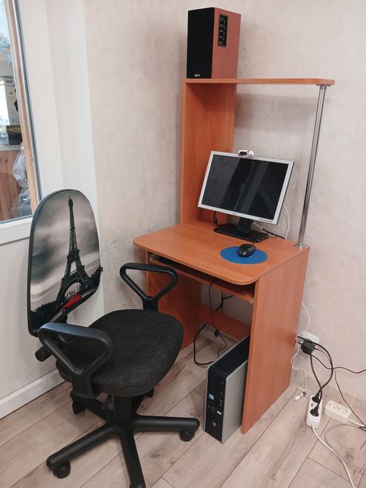 Стіл комп'ютерний компактний в ідеальному стані