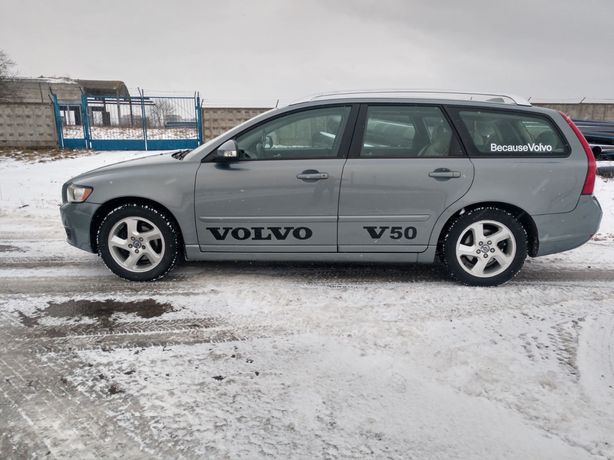 Машина Volvo V 50