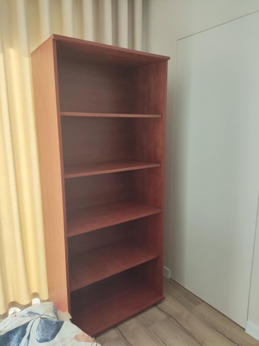 Szafka na ubrania lub książki.