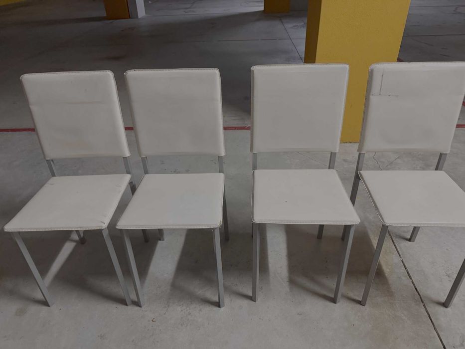 4 Cadeiras brancas