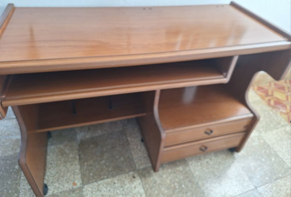 Secretária em madeira - 1,15 m x 0,57 m x 0,80 m - Usada