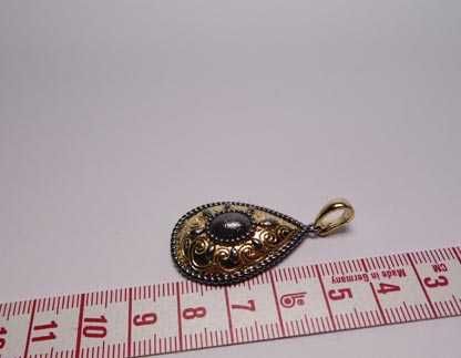 Srebrny dwukolorowy wisior ciekawy wzór