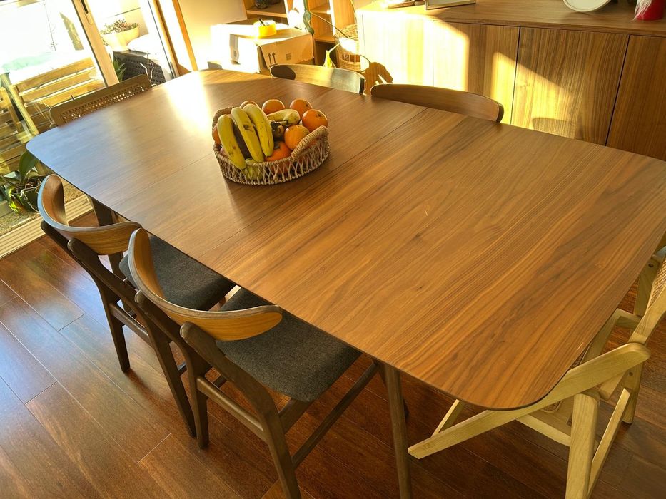 Mesa de jantar e cadeiras