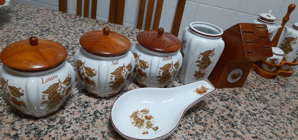 Conjunto de porcelana com várias peças da marca Belever