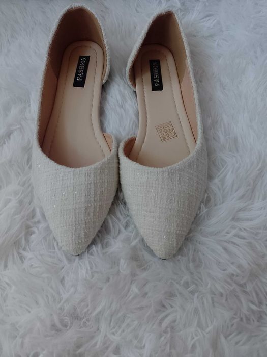 (38) Białe, tweedowe baleriny wieczorowe z mieniącą nitką, NOWE