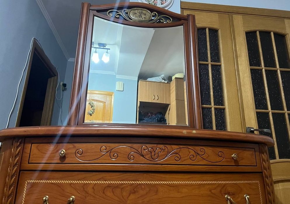 Комод з дзеркалом