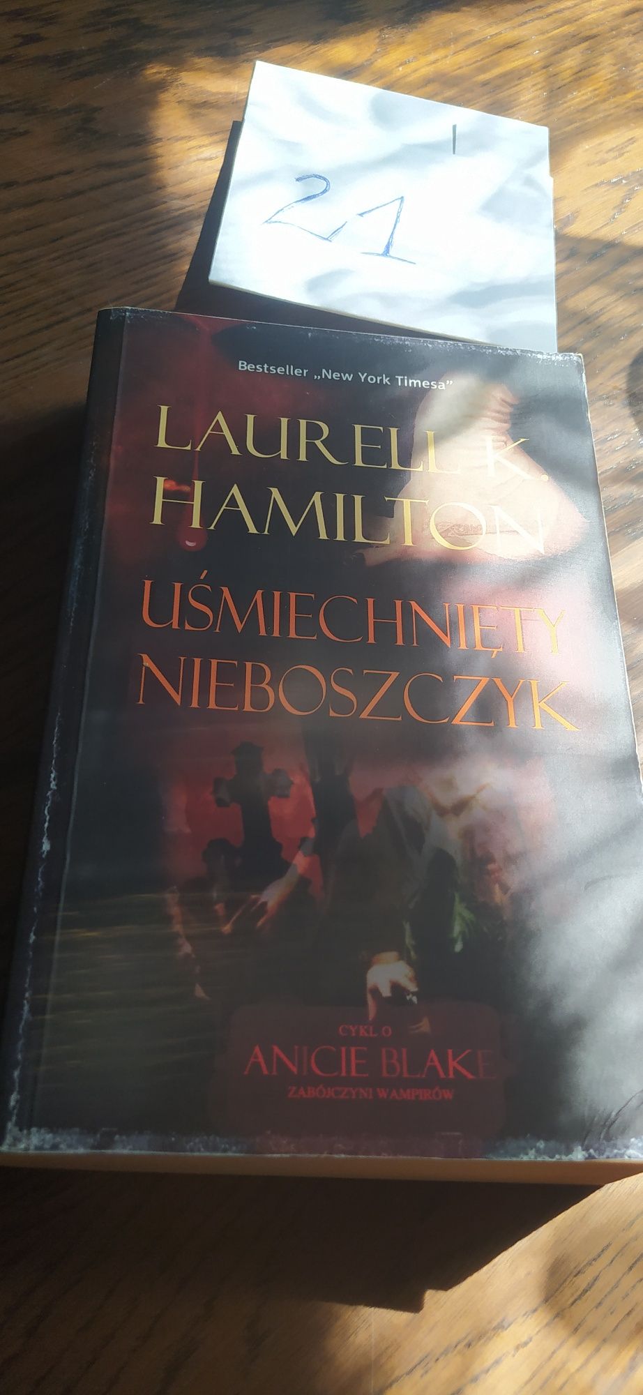 Uśmiechnięty Nieboszczyk Laureat K. Hamilton