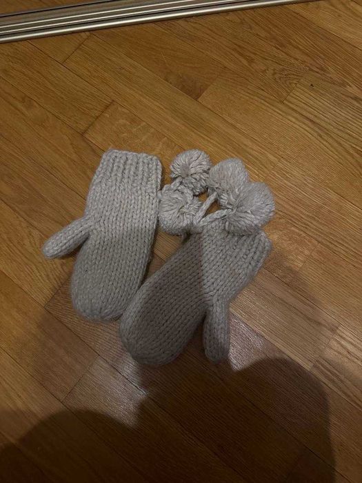 Теплі в’язані рукавички з помпонами