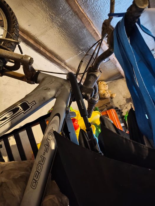 Bicicleta preta e cinza