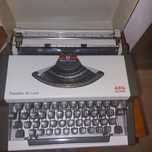 Máquina de escrever AEG Olympia