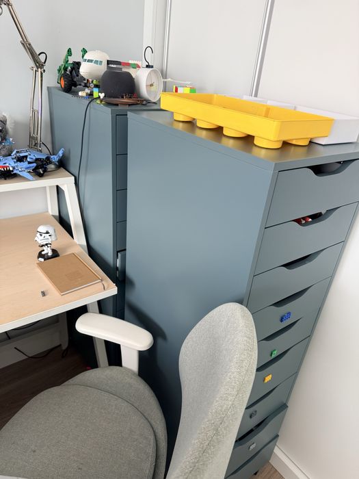 Armário com gavetas sobre rodas