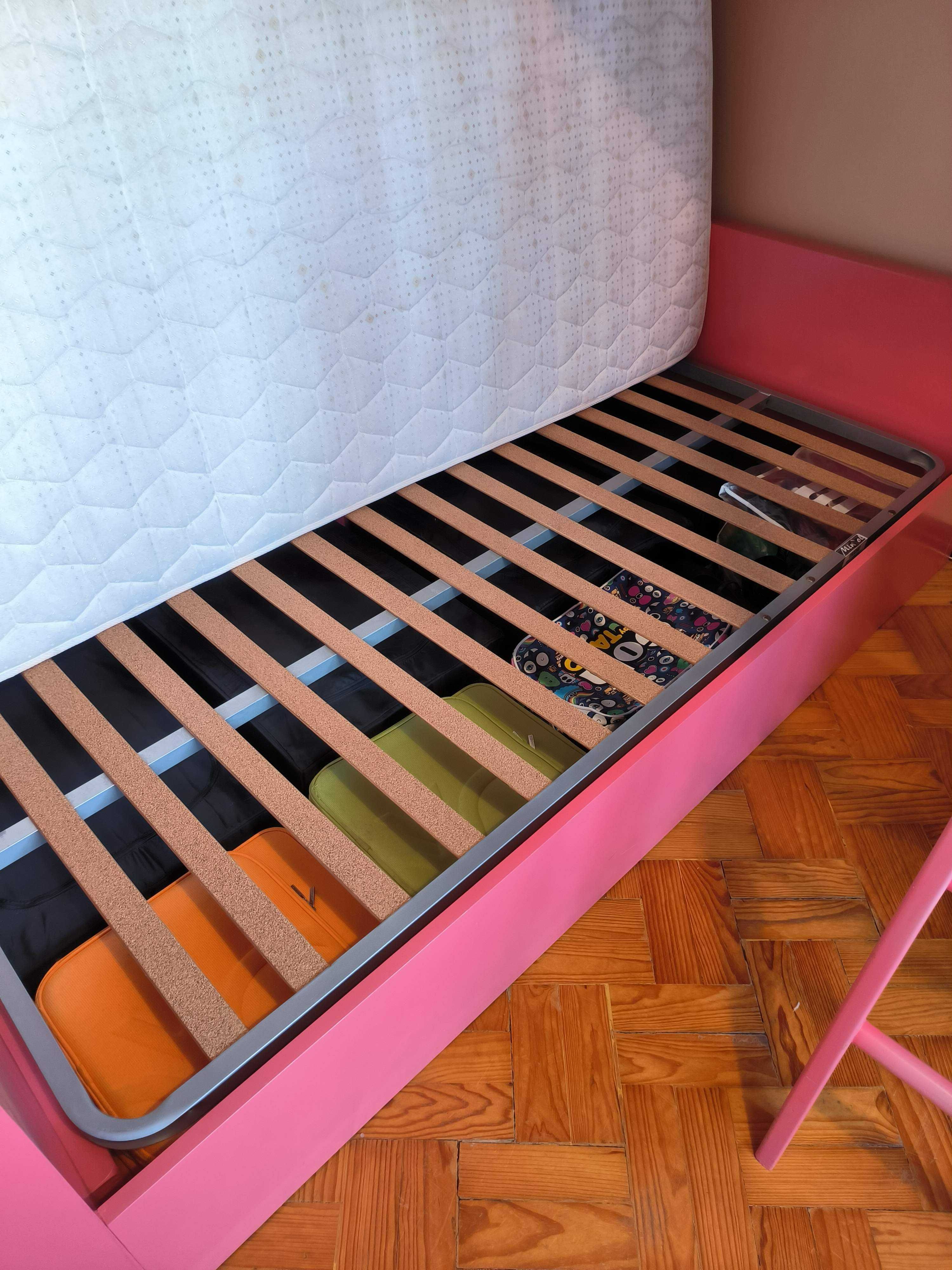 Cama lacada cor de rosa com prateleiras