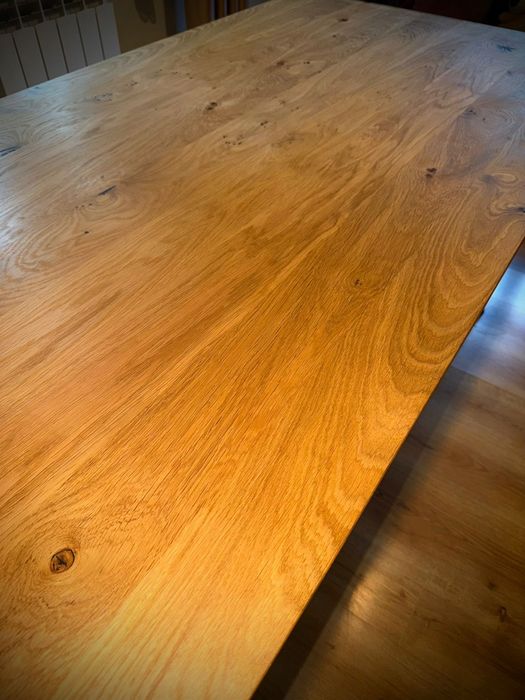 Stół dębowy z metalowymi nogami