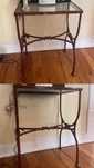 Mesa de vidro com pés de ferro.