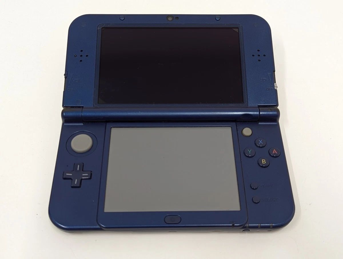 Konsola do gier New Nintedno 3ds Xl w zestawie z ładowarką.