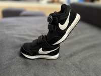 Ténis Nike MD Valiante pretos