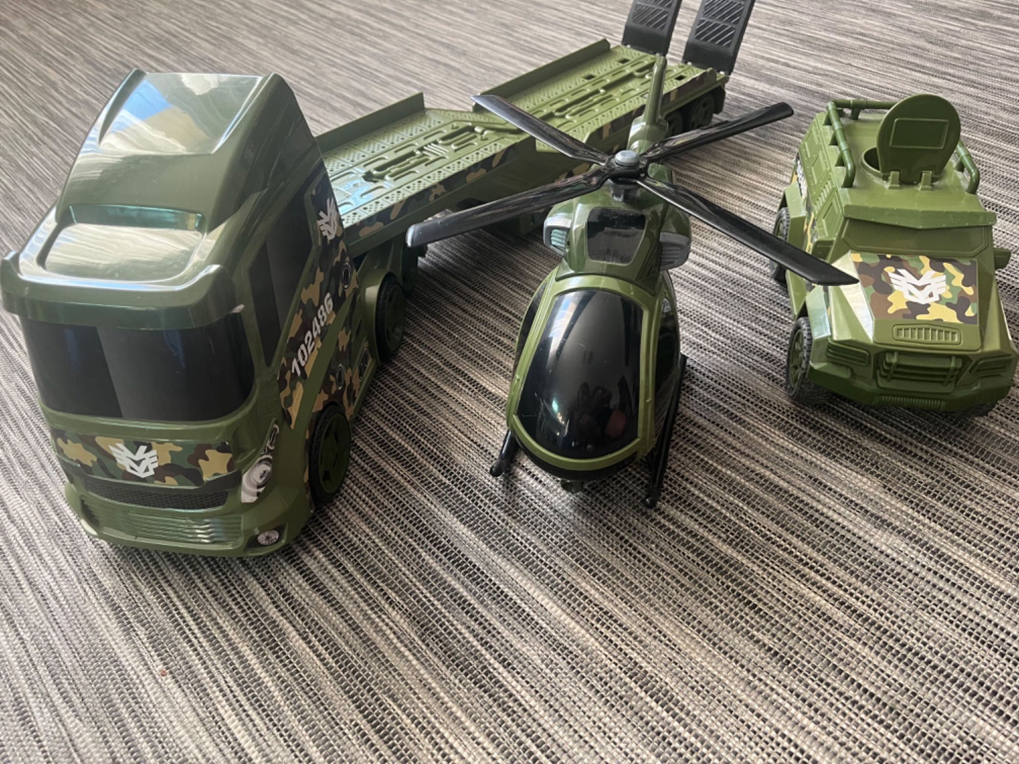 Duży zestaw wojskowy helikopter, laweta, dźwięki, światła.