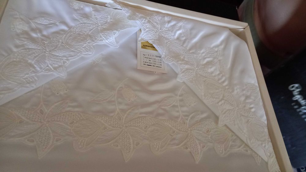 Lençóis brancos de cetim