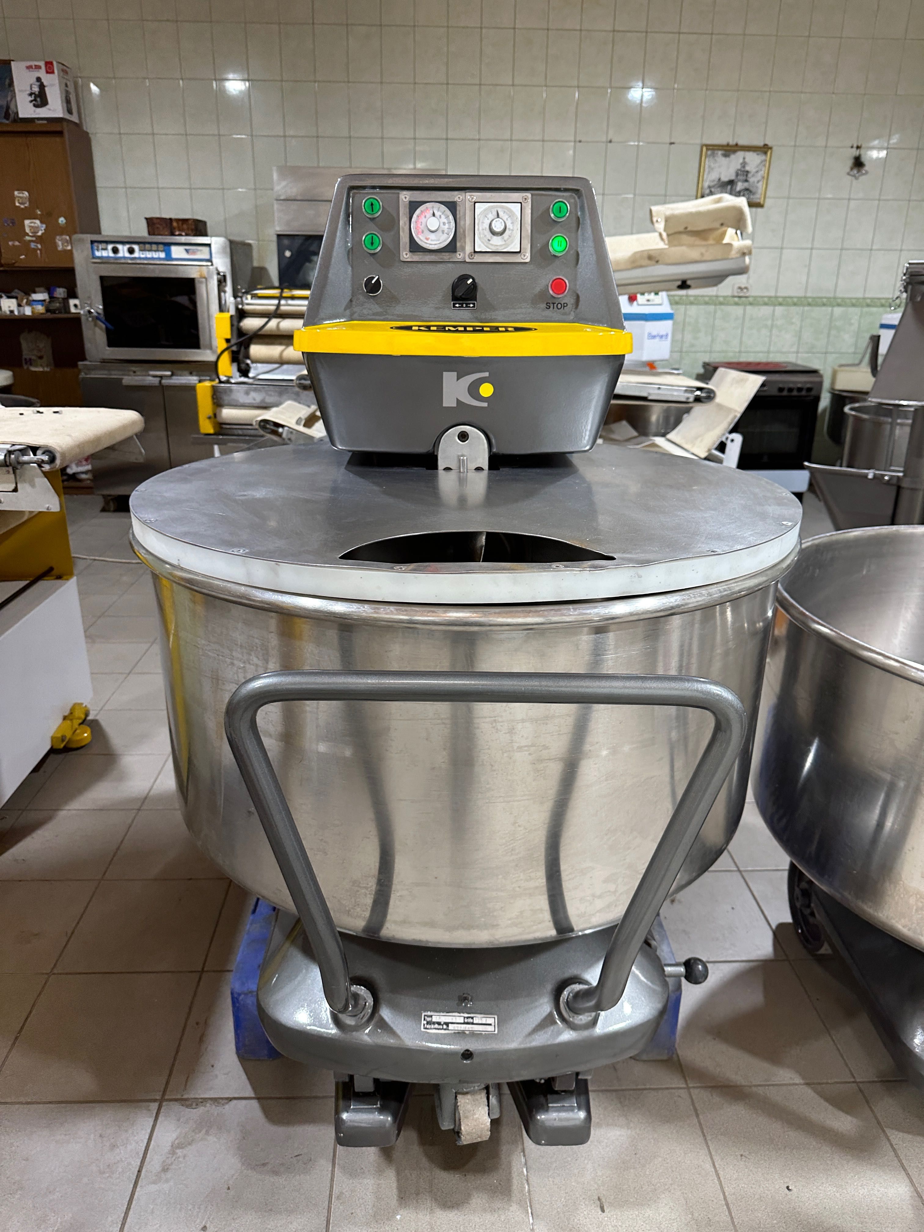Тестомес Тестомесильныая машина с подкатной дежей Kemper SPA 125