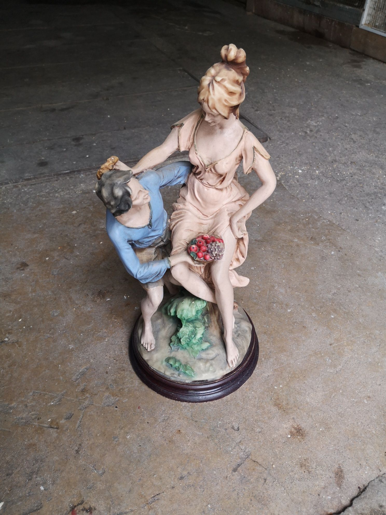 Estatueta com base de madeira, 45 cm