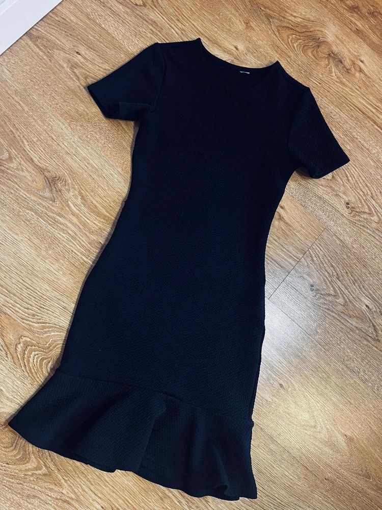 Sukienka z falbanką czarna klasyczna elegancka xs 34 36 s