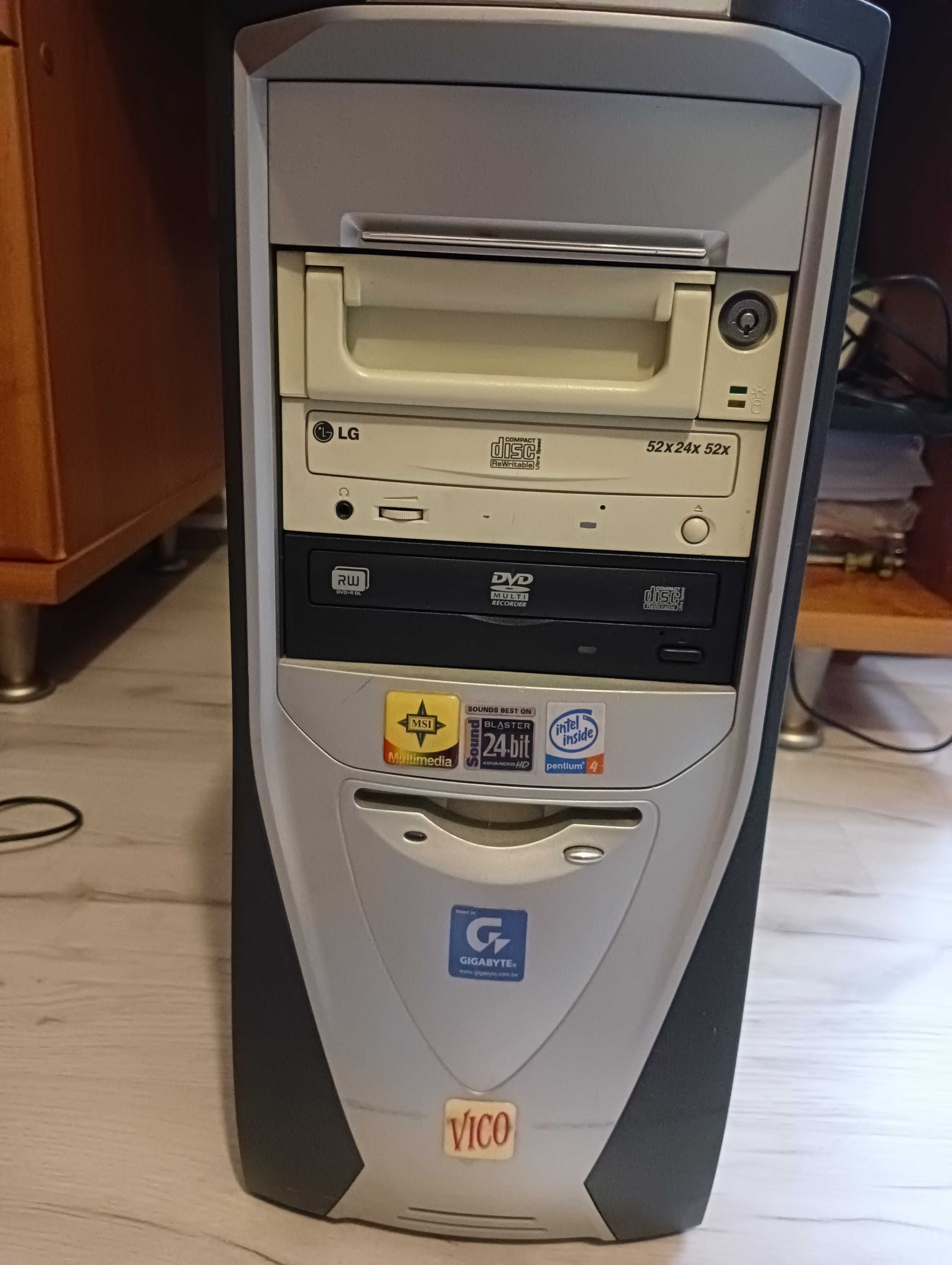 Zestaw monitor, komputer, klawiatura myszka
