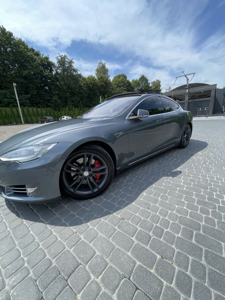 Тесла s P85 Європа