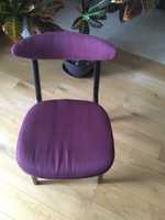 Dwa krzesła w kolorze śliwkowym