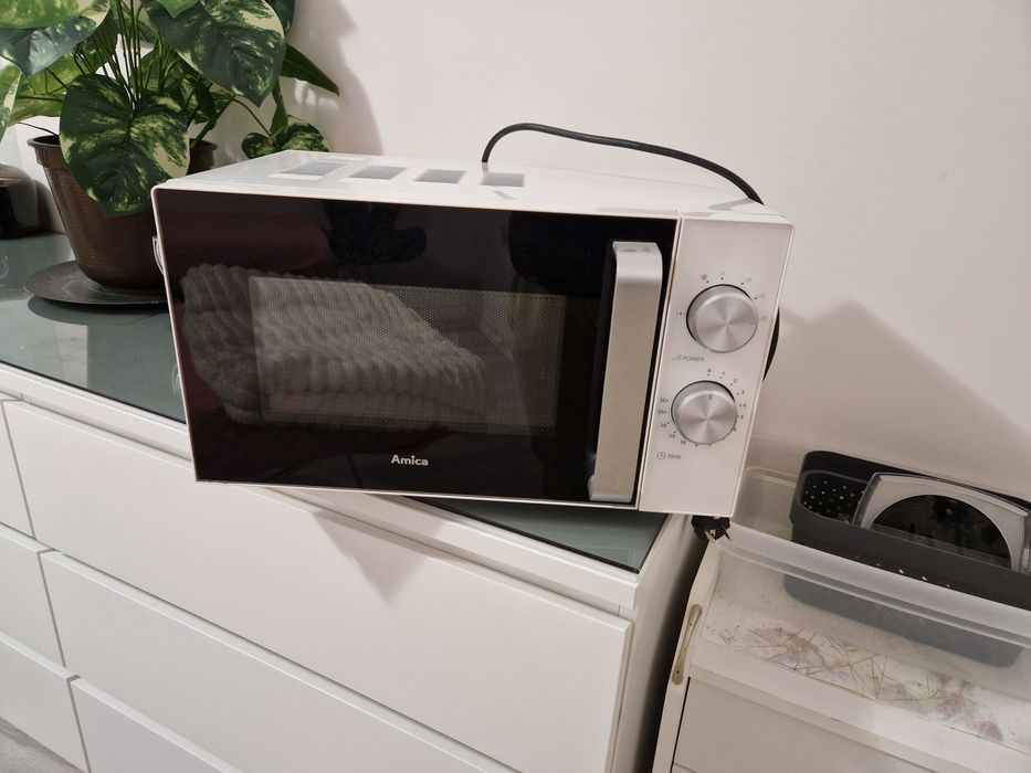 Mikrofala AMGF20M1W