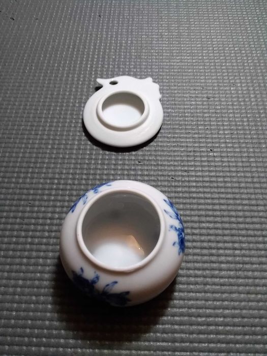 Caixa pequena em porcelana portuguesa