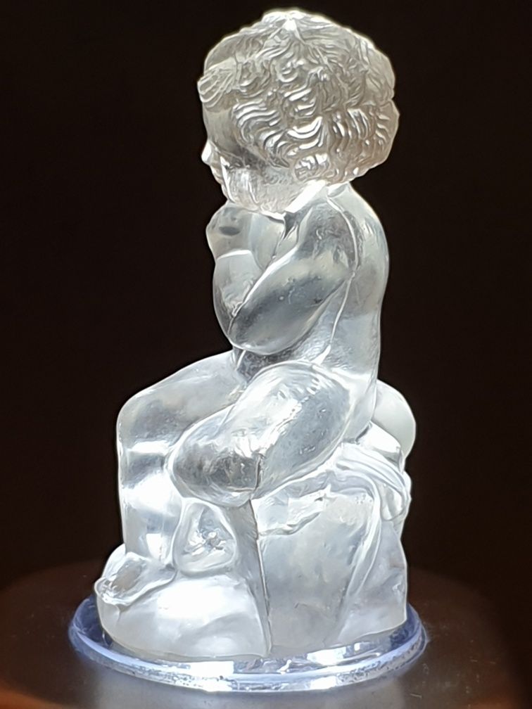 Pequena antiga escultura de putto Amor em cristal francês