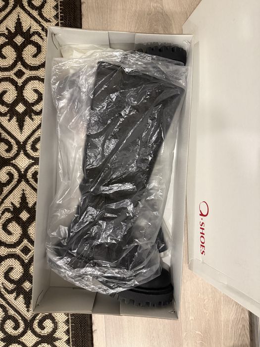 Жіночі зимові чорні шкіряні чоботи з хутром