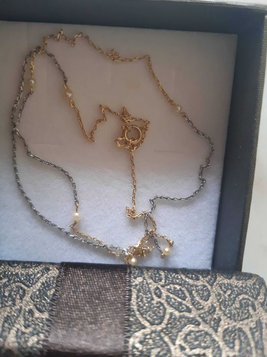 Fio ouro 19.2kt, branco  e amarelo com pequenas pérolas, anos 1940