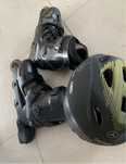 patins em linha e capacete conjunto