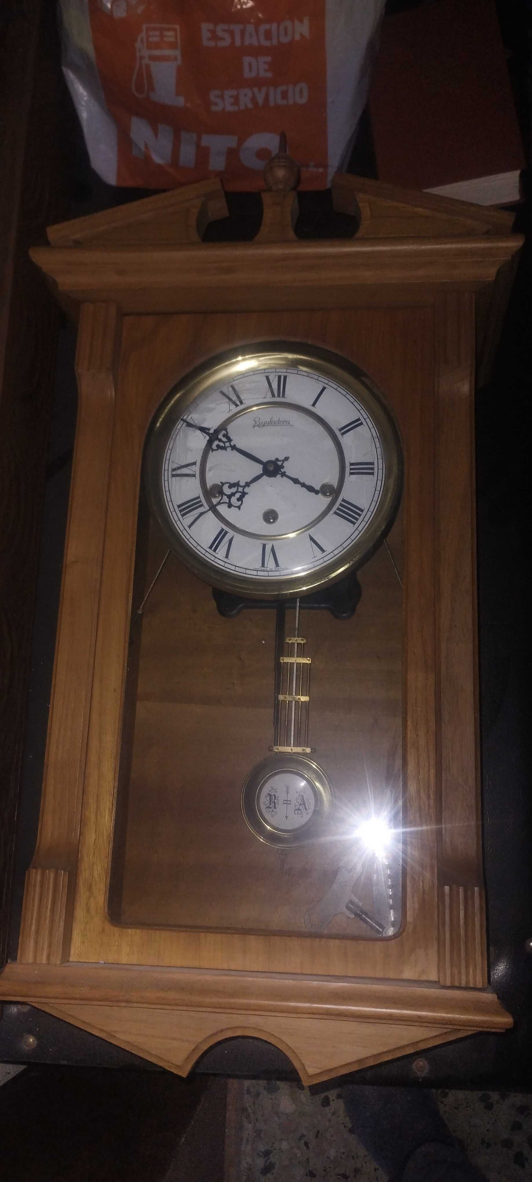 Relógio Pêndulo Reguladora Antigo Mecânico de Madeira de Carvalho
