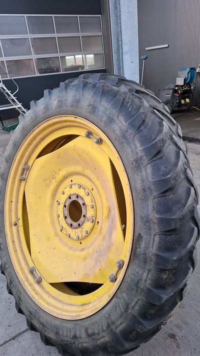 Felgi z oponami wąskie koła 12.4R28. 12.4R46 John Deere