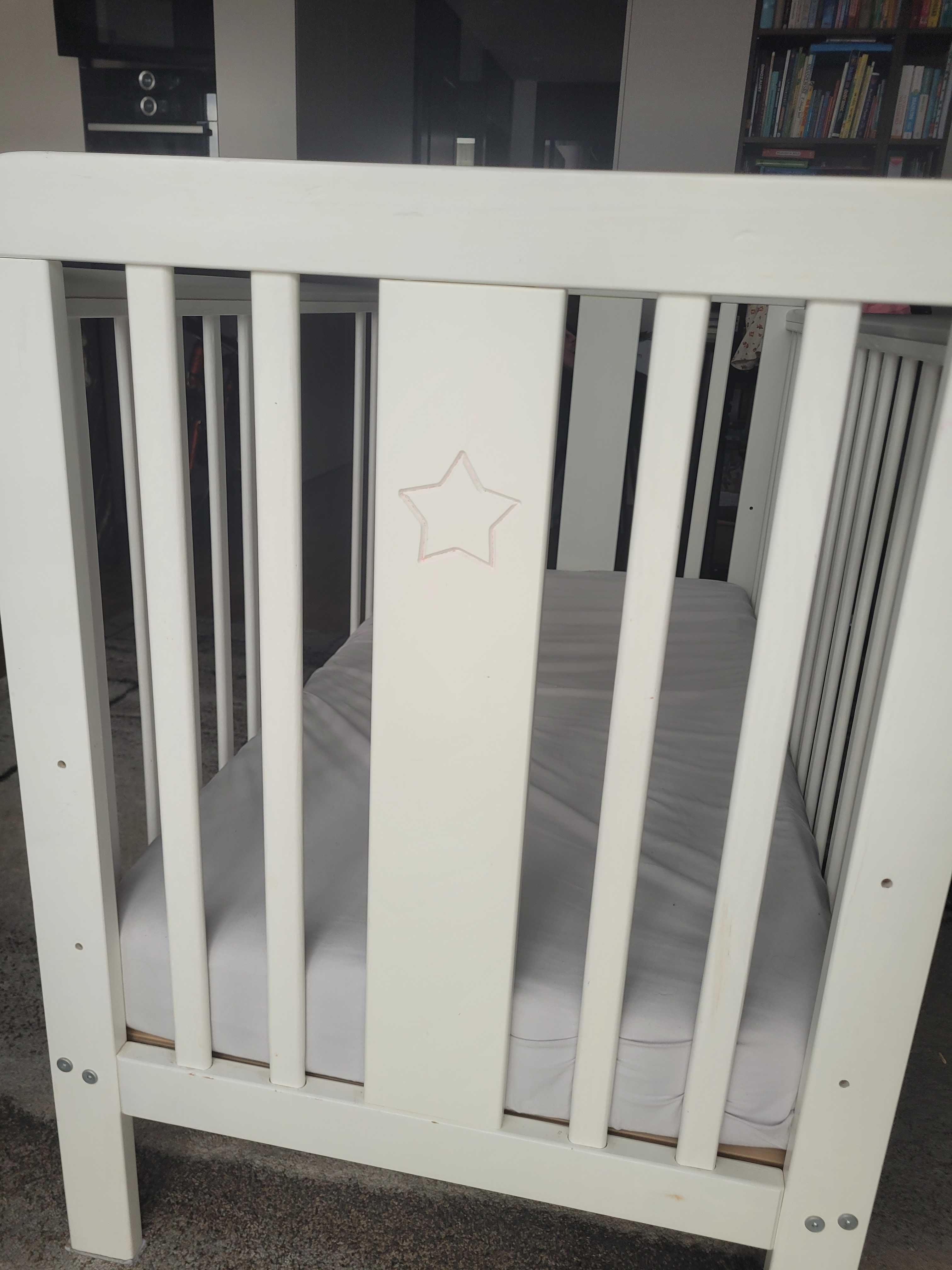 Łóżeczko Star Cot 120*60 białe Woodies, przewijak , szuflada , materac