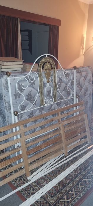 Cama de ferro antiga com colchão