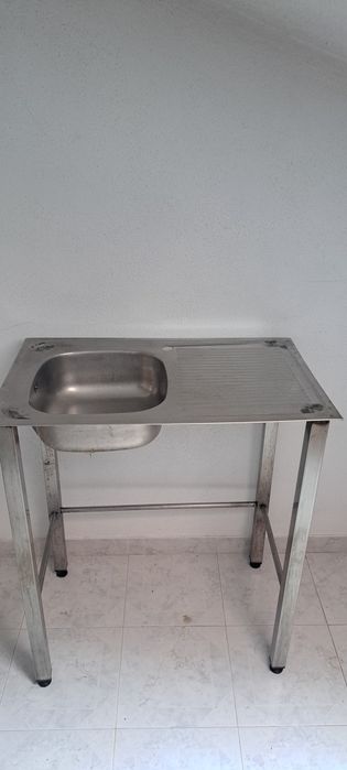 bancada em inox com uma cuba