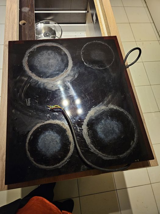 Płyta ceramiczna kuchenka indukcyjna Beko HIC64400E