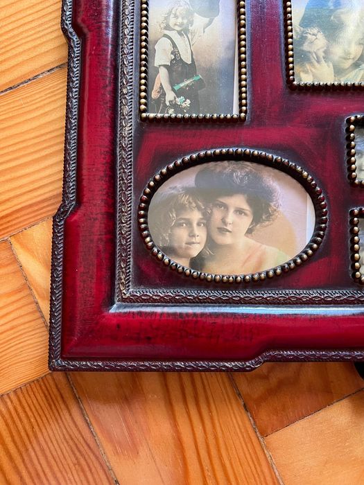 Moldura de fotografias antiga vermelha