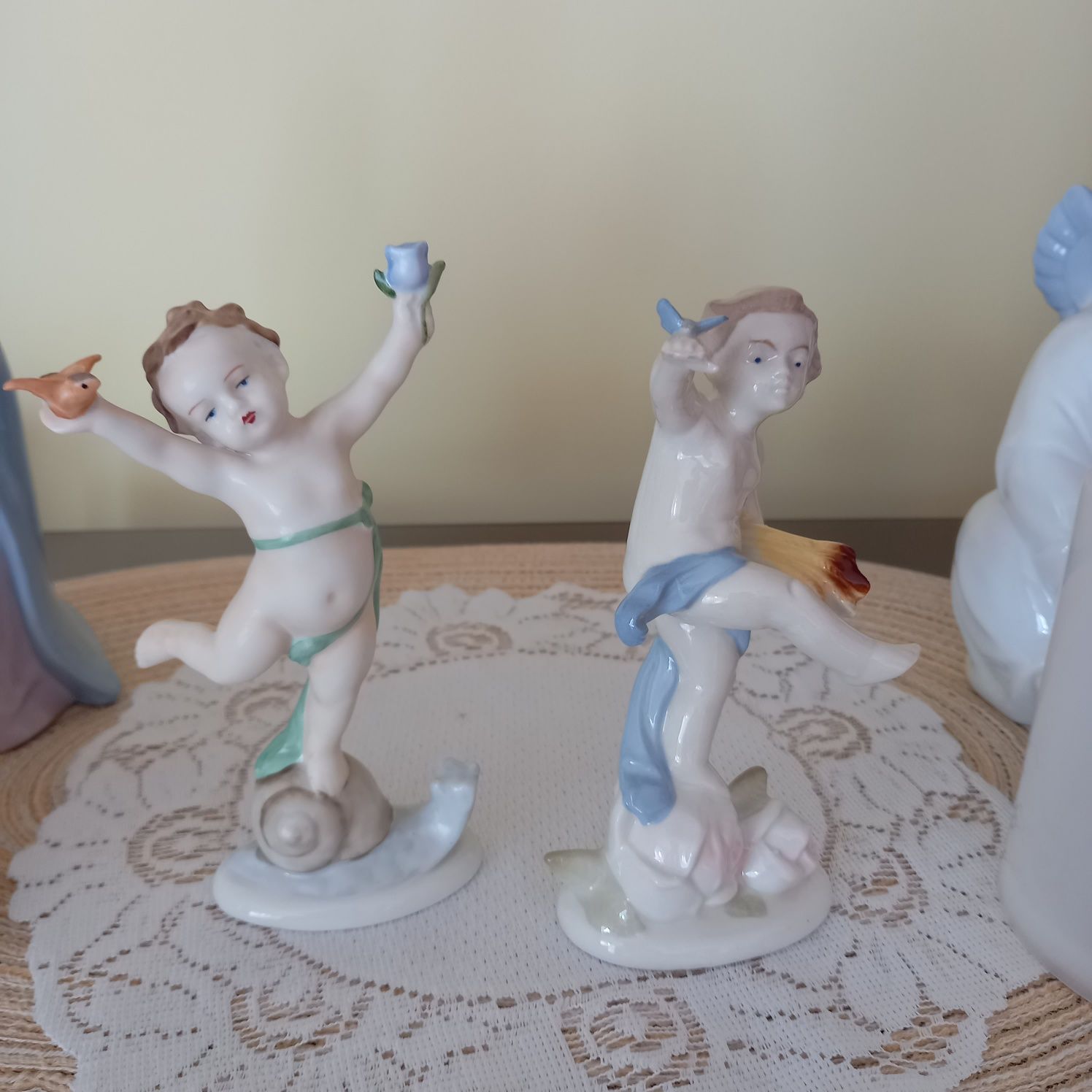 Dwie figurki porcelanowe putto syg.