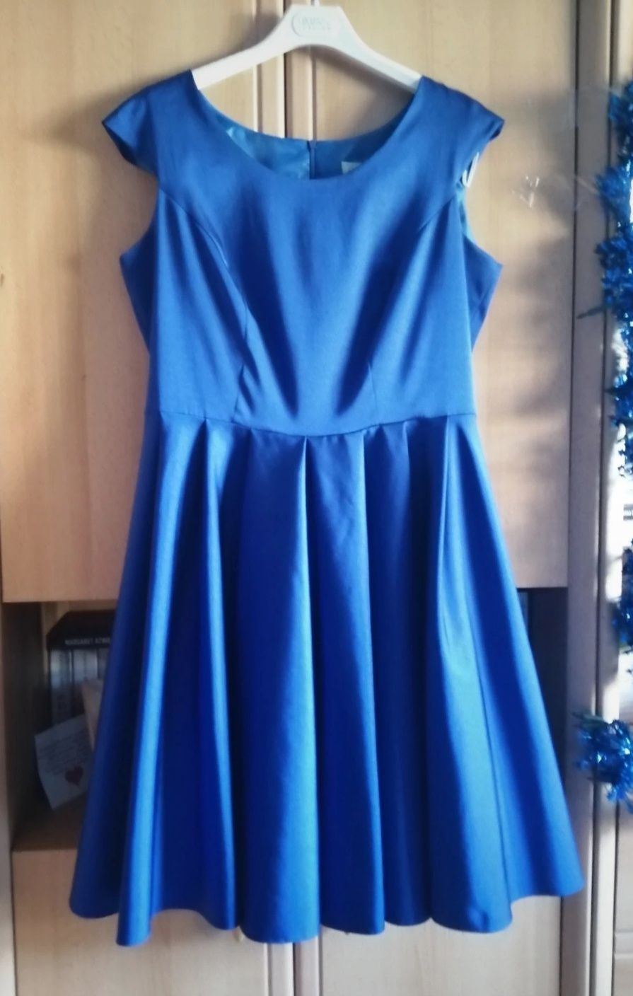Koktajlowa kobaltowa sukienka
