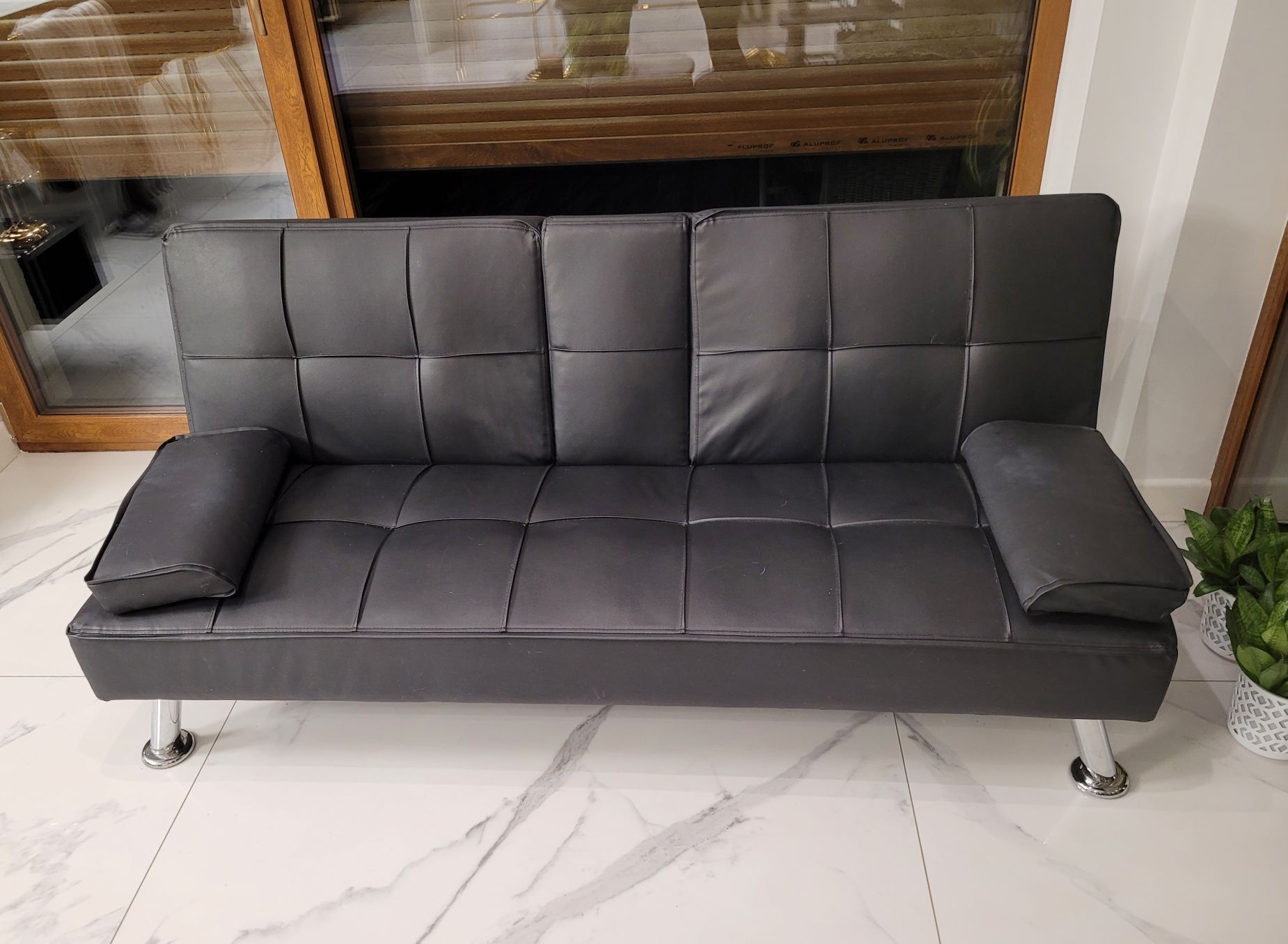 Czarna rozkładana sofa z ekoskóry