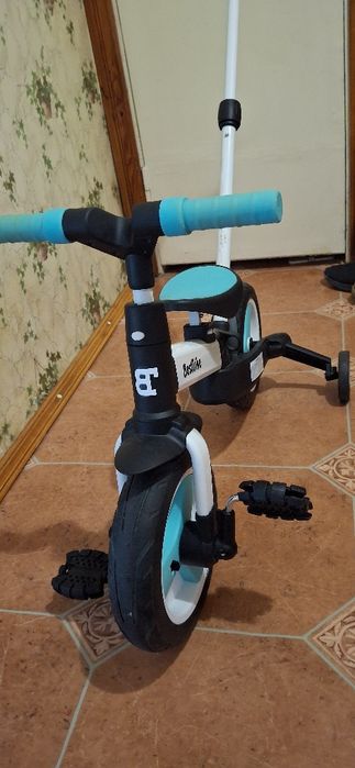 Дитячий триколісний велосипед з батьківською ручкою.
Стан нормальний,