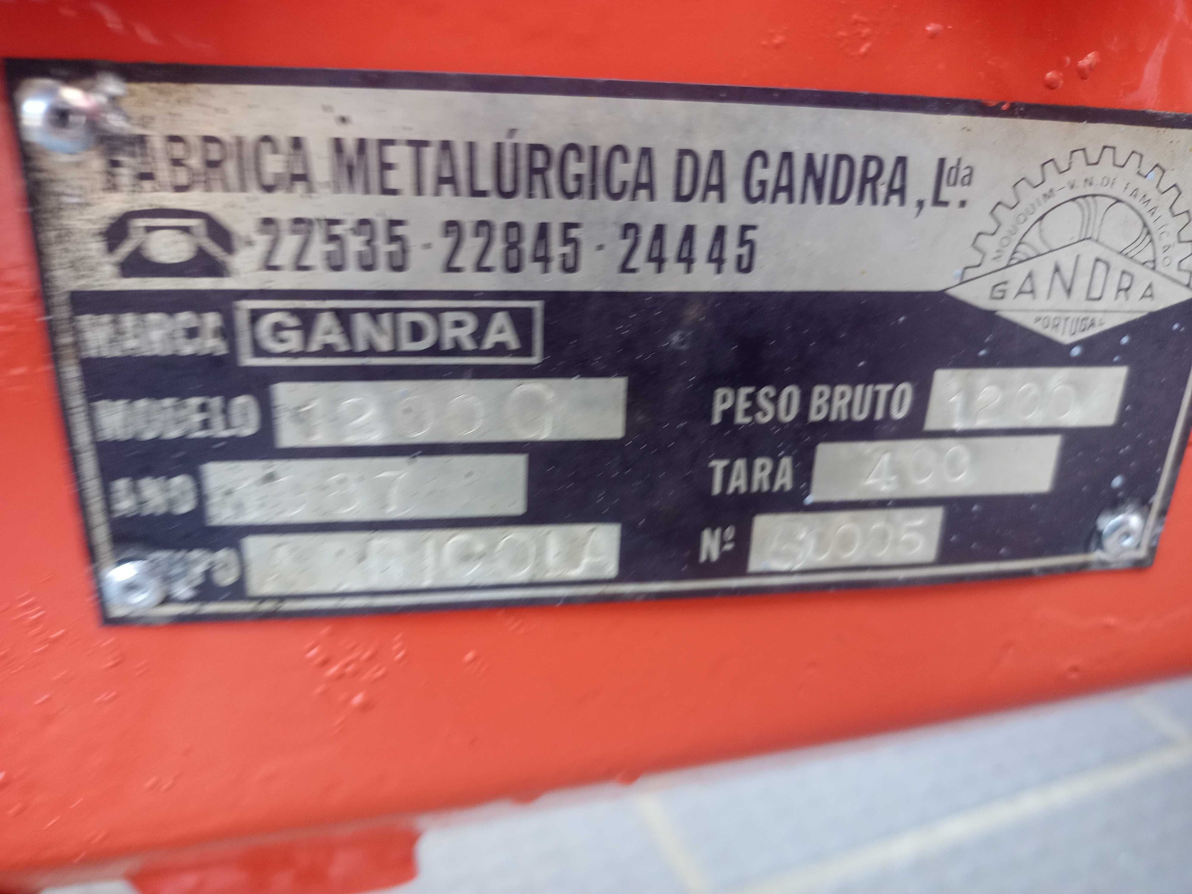 Motocultivador com atrelado Grandra motor Lombardini