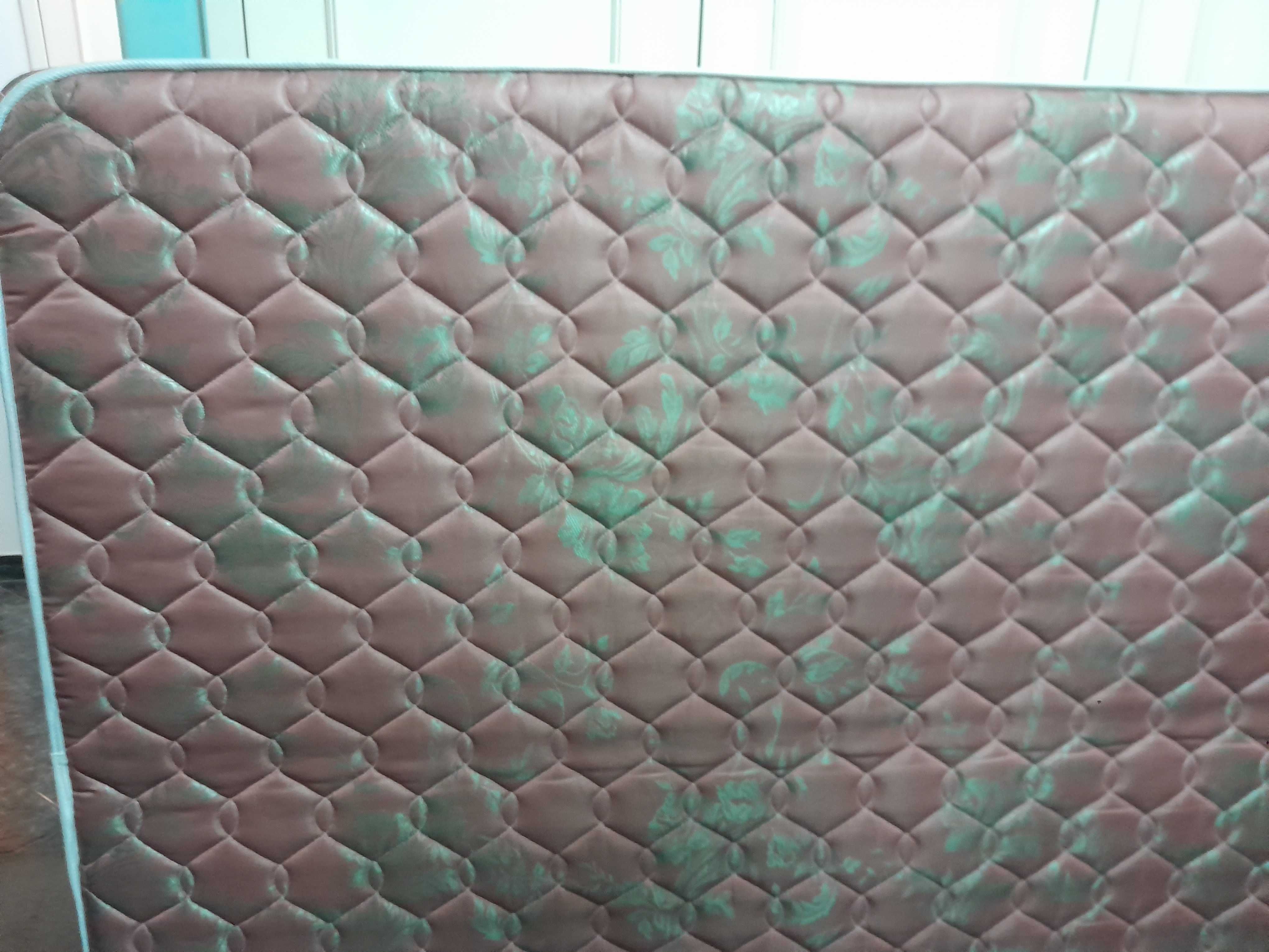 Cama de casal: com colchão 185 eur, sem colchão 130 eur. Só colchão:70